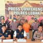 Kasatreskrim Polres Lebak, IPTU Andi Kurniady Eka Setyabudi (tengah) mengatakan mantan pejabat Dinsos Lebak sempat melarikan diri usai korupsi duit bansos Rp308 juta. (Dailyhits)