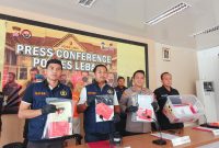 Kapolres Lebak, AKBP Wiwin Setiawan didampingi Kasatreskrim Polres Lebak, IPTU Andi Kurniady dan Kanit Tipidkor Polres Lebak, IPTU Putu Ari Sanjaya saat ungkap kasus korupsi dana bansos di lingkungan pemerintah Kabupaten Lebak. (Dailyhits)