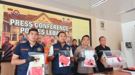Kapolres Lebak, AKBP Wiwin Setiawan didampingi Kasatreskrim Polres Lebak, IPTU Andi Kurniady dan Kanit Tipidkor Polres Lebak, IPTU Putu Ari Sanjaya saat ungkap kasus korupsi dana bansos di lingkungan pemerintah Kabupaten Lebak. (Dailyhits)