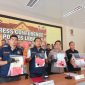 Kapolres Lebak, AKBP Wiwin Setiawan didampingi Kasatreskrim Polres Lebak, IPTU Andi Kurniady dan Kanit Tipidkor Polres Lebak, IPTU Putu Ari Sanjaya saat ungkap kasus korupsi dana bansos di lingkungan pemerintah Kabupaten Lebak. (Dailyhits)
