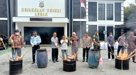 Kejaksaan negeri Lebak saat melakukan pemusnahan barang bukti hasil tindak pidana umum yang sudah berkekuatan hukum tetap. (Dailyhits)