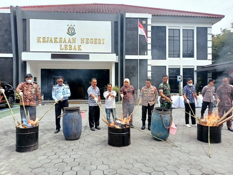 Kejaksaan negeri Lebak saat melakukan pemusnahan barang bukti hasil tindak pidana umum yang sudah berkekuatan hukum tetap. (Dailyhits)