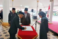 Hari Setiono, Kepala Bapenda Lebak saat menandatangani berita acara rotasi pejabat eselon II. Kini dia dipercaya menjabat sebagai Kepala Dinas Pendidikan (Dindik) Kabupaten Lebak. (Dailyhits)