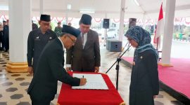Hari Setiono, Kepala Bapenda Lebak saat menandatangani berita acara rotasi pejabat eselon II. Kini dia dipercaya menjabat sebagai Kepala Dinas Pendidikan (Dindik) Kabupaten Lebak. (Dailyhits)