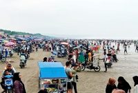 FOTO ILUSTRASI. Puluhan ribu wisatawan memadati wisata pantai Kabupaten Lebak. (Dok. Detikcom)