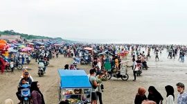 FOTO ILUSTRASI. Puluhan ribu wisatawan memadati wisata pantai Kabupaten Lebak. (Dok. Detikcom)