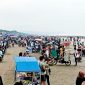 FOTO ILUSTRASI. Puluhan ribu wisatawan memadati wisata pantai Kabupaten Lebak. (Dok. Detikcom)