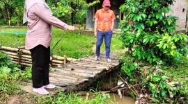 Kepala Desa Bendungan, Nining Mulyanah didampingi Ketua Fraksi PKS DPRD Lebak, Yayan Ridwan saat meninjau salah satu drainase di lokasi banjir. (Istimewa)