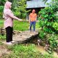 Kepala Desa Bendungan, Nining Mulyanah didampingi Ketua Fraksi PKS DPRD Lebak, Yayan Ridwan saat meninjau salah satu drainase di lokasi banjir. (Istimewa)
