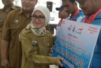 Bupati Lebak, Iti Octavia Jayabaya saat menyerahkan bonus kepada atlet Kabupaten Lebak peraih medali emas di Porprov VI Banten. (Istimewa)