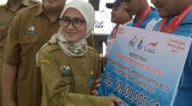 Bupati Lebak, Iti Octavia Jayabaya saat menyerahkan bonus kepada atlet Kabupaten Lebak peraih medali emas di Porprov VI Banten. (Istimewa)