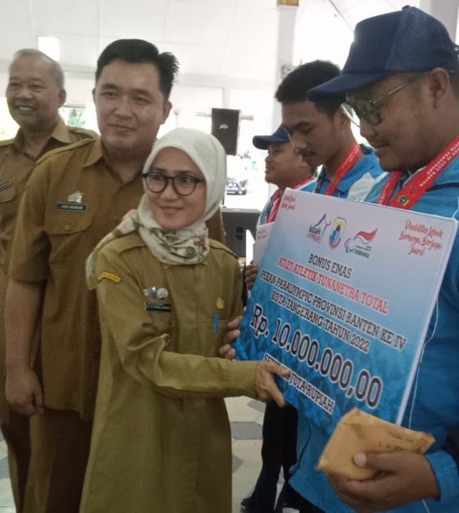 Bupati Lebak, Iti Octavia Jayabaya saat menyerahkan bonus kepada atlet Kabupaten Lebak peraih medali emas di Porprov VI Banten. (Istimewa)