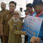 Bupati Lebak, Iti Octavia Jayabaya saat menyerahkan bonus kepada atlet Kabupaten Lebak peraih medali emas di Porprov VI Banten. (Istimewa)