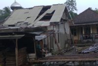 Salah satu rumah warga rusak disapu angin ribut. (istimewa)