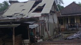 Salah satu rumah warga rusak disapu angin ribut. (istimewa)
