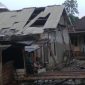 Salah satu rumah warga rusak disapu angin ribut. (istimewa)