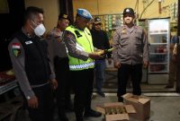 Polres Lebak saat menyita minuman keras di warung - warung kelontong dan jamu sekitar Kecamatan Cibadak dan Warunggunung. (Dok. IG Polres Lebak)