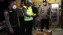 Polres Lebak saat menyita minuman keras di warung - warung kelontong dan jamu sekitar Kecamatan Cibadak dan Warunggunung. (Dok. IG Polres Lebak)