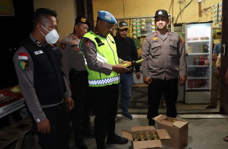 Polres Lebak saat menyita minuman keras di warung - warung kelontong dan jamu sekitar Kecamatan Cibadak dan Warunggunung. (Dok. IG Polres Lebak)