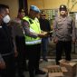 Polres Lebak saat menyita minuman keras di warung - warung kelontong dan jamu sekitar Kecamatan Cibadak dan Warunggunung. (Dok. IG Polres Lebak)