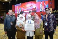 FOTO ILUSTRASI. Bupati Lebak, Iti Octavia Jayabaya (tengah) saat menerima penghargaan Kabupaten Lebak ditetapkan sebagai daerah peduli HAM oleh Kemenkumham. (Istimewa)