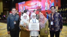 FOTO ILUSTRASI. Bupati Lebak, Iti Octavia Jayabaya (tengah) saat menerima penghargaan Kabupaten Lebak ditetapkan sebagai daerah peduli HAM oleh Kemenkumham. (Istimewa)
