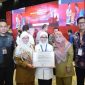 FOTO ILUSTRASI. Bupati Lebak, Iti Octavia Jayabaya (tengah) saat menerima penghargaan Kabupaten Lebak ditetapkan sebagai daerah peduli HAM oleh Kemenkumham. (Istimewa)