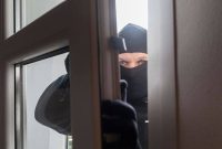 FOTO ILUSTRASI. Komplotan pencuri masuk ke dalam kontrakan dengan cara mencongkel jendela. Mereka membawa kabur beberapa handphone milik para penghuni yang sedang terlelap tidur. (Dok. Kompas)