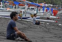 FOTO ILUSTRASI. Nelayan Lebak tak melaut karena cuaca buruk. Untuk memenuhi kebutuhan hidup sehari-hari mereka terpaksa alih profesi menjadi petani dan tukang ojek. (Dok. detikFinance)