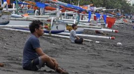FOTO ILUSTRASI. Nelayan Lebak tak melaut karena cuaca buruk. Untuk memenuhi kebutuhan hidup sehari-hari mereka terpaksa alih profesi menjadi petani dan tukang ojek. (Dok. detikFinance)
