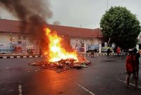 Sejumlah karangan bunga ucapan hari jadi Kabupaten Lebak ke 194 dibakar mahasiswa saat unjuk rasa. (Istimewa)