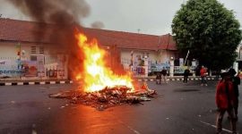 Sejumlah karangan bunga ucapan hari jadi Kabupaten Lebak ke 194 dibakar mahasiswa saat unjuk rasa. (Istimewa)