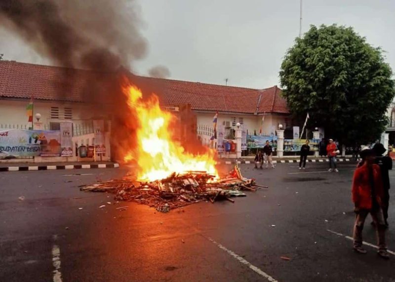 Sejumlah karangan bunga ucapan hari jadi Kabupaten Lebak ke 194 dibakar mahasiswa saat unjuk rasa. (Istimewa)