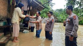 Kasatreskrim Polres Lebak, IPTU Andi Kurniady Eka Setyabudi saat menyalurkan bantuan logistik untuk para korban banjir di Kecamatan Cimarga. (Istimewa)