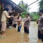 Kasatreskrim Polres Lebak, IPTU Andi Kurniady Eka Setyabudi saat menyalurkan bantuan logistik untuk para korban banjir di Kecamatan Cimarga. (Istimewa)