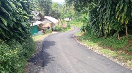 Kondisi ruas jalan utama desa Cikamunding usai dihotmix oleh DPUPR Pemprov Banten. (istimewa)