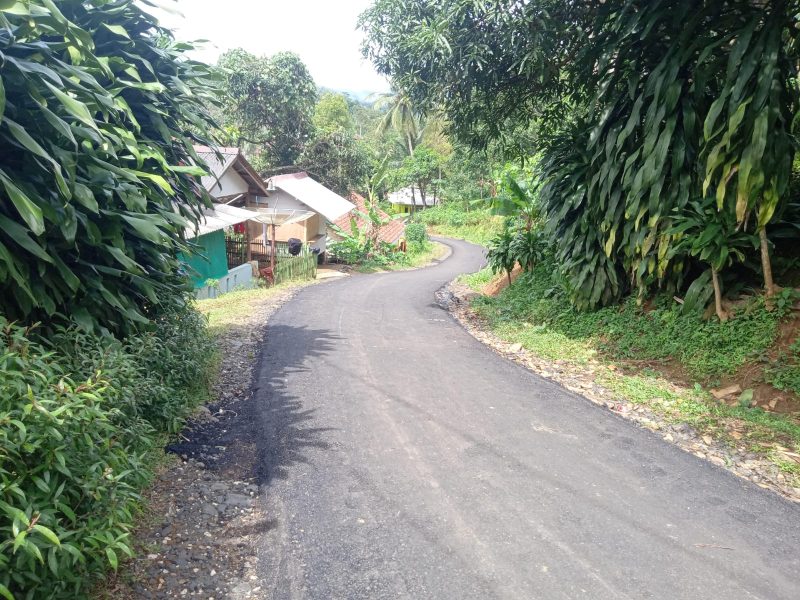 Kondisi ruas jalan utama desa Cikamunding usai dihotmix oleh DPUPR Pemprov Banten. (istimewa)