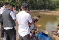 Tim Dinas Perikanan Kabupaten Lebak saat mendampingi proses penebaran 21 ribu benih ikan di Desa Pasir Kecapi, Kecamatan Maja. (Istimewa)