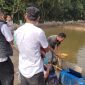 Tim Dinas Perikanan Kabupaten Lebak saat mendampingi proses penebaran 21 ribu benih ikan di Desa Pasir Kecapi, Kecamatan Maja. (Istimewa)