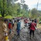 Warga Cikamuning saat bahu membahu memperbaiki jalan rusak di Desa Pasirbungur. (Istimewa)