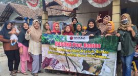 dr. Juwita Wulandari saat menyalurkan bantuan untuk korban banjir di Kabupaten Lebak. (IST)
