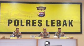 Wakapolda Banten, Brigjen Pol M. Sabilul Alif (tengah) saat konferensi pers mengenai video keributan antara TKA dan TKI. (Istimewa)