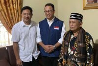 Osep Mulyawan Karis (kiri) saat foto bersama dengan Anies Baswedan di kediaman keluarga mendiang Jaro Karis. (Istimewa)