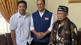 Osep Mulyawan Karis (kiri) saat foto bersama dengan Anies Baswedan di kediaman keluarga mendiang Jaro Karis. (Istimewa)