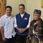 Osep Mulyawan Karis (kiri) saat foto bersama dengan Anies Baswedan di kediaman keluarga mendiang Jaro Karis. (Istimewa)