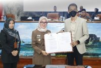 Bupati Lebak, Iti Octavia Jayabya (kiri) didampingi Sekretaris DPRD Lebak, Lina Budiarti (pojok kiri) saat foto bersama dengan Ketua DPRD Lebak, M. Agil Zulfikar (kanan) usai penandatanganan berkas. (Istimewa)