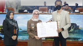 Bupati Lebak, Iti Octavia Jayabya (kiri) didampingi Sekretaris DPRD Lebak, Lina Budiarti (pojok kiri) saat foto bersama dengan Ketua DPRD Lebak, M. Agil Zulfikar (kanan) usai penandatanganan berkas. (Istimewa)