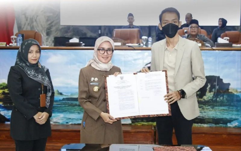 Bupati Lebak, Iti Octavia Jayabya (kiri) didampingi Sekretaris DPRD Lebak, Lina Budiarti (pojok kiri) saat foto bersama dengan Ketua DPRD Lebak, M. Agil Zulfikar (kanan) usai penandatanganan berkas. (Istimewa)