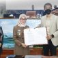 Bupati Lebak, Iti Octavia Jayabya (kiri) didampingi Sekretaris DPRD Lebak, Lina Budiarti (pojok kiri) saat foto bersama dengan Ketua DPRD Lebak, M. Agil Zulfikar (kanan) usai penandatanganan berkas. (Istimewa)