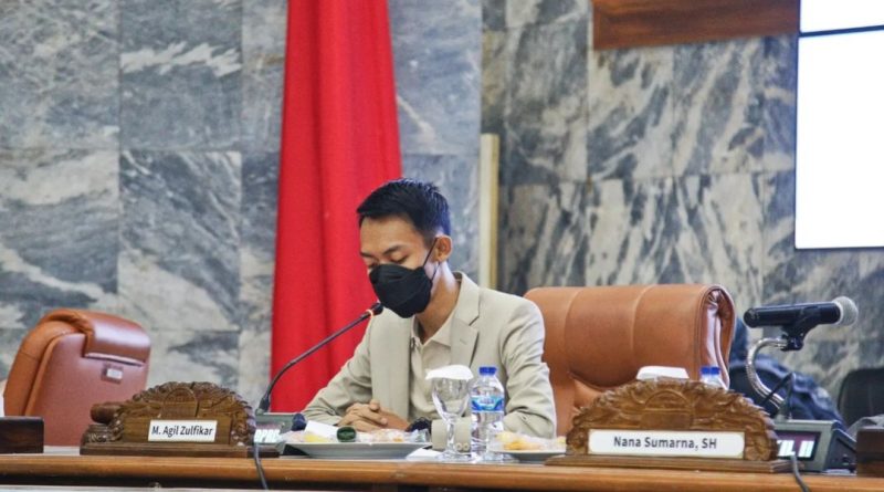 Ketua DPRD Lebak, M. Agil Zulfikar saat memimpin rapat paripurna penetapan Raperda Kemudahan Berinvestasi. (istimewa)